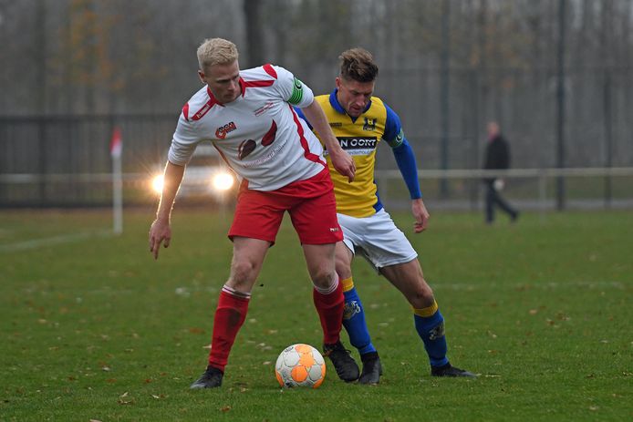 Vianen Vooruit-voetballer Rik Willemsen schermt de bal af in duel met Berghem Sport.