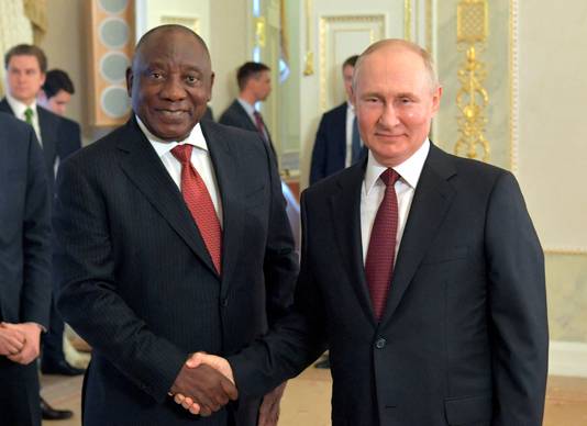 Archiefbeeld: De Zuid-Afrikaanse president Cyril Ramaphosa schudt de hand met zijn Russische collega Vladimir Poetin.