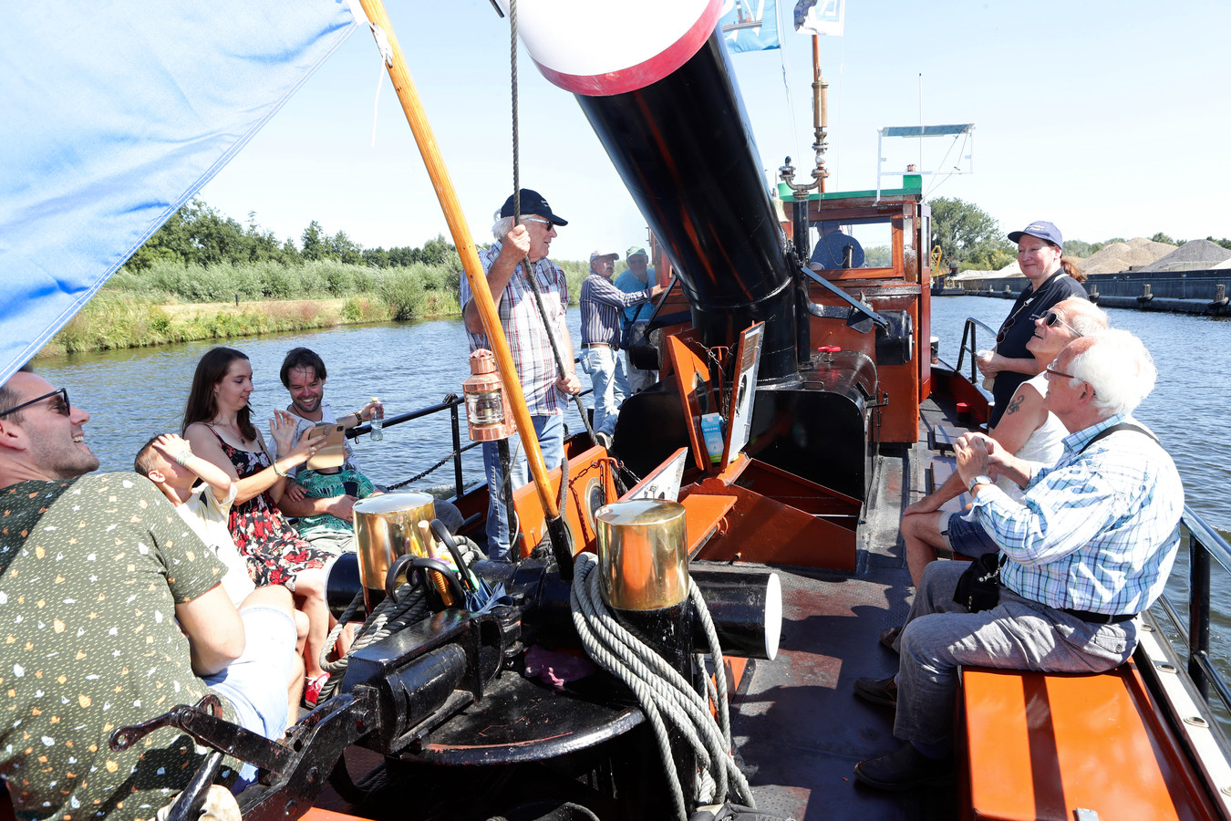 Terug in de tijd op de Linge stoomboot uit 1913 vaart bij hoge
