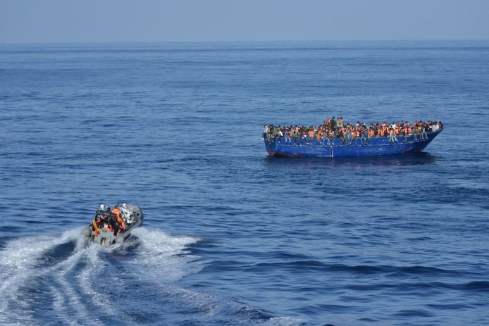 Een motorboot van de Spaanse kustwacht nadert een boot met Afrikaanse migranten op de Middellandse Zee. Archieffoto uit 2015.
