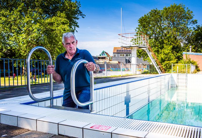 Het buitenbad in Klaaswaal mag nog niet open.