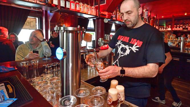 Bierliefhebbers genieten in Hoeven en Roosendaal: ‘Let op: proeven, niet zuipen’