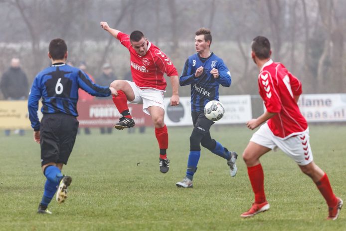 Een duel Julien Vermeulen (Smerdiek) en (in het rood) SPS-speler Jelmer Flikweert op de velden in Sint-Maartensdijk.