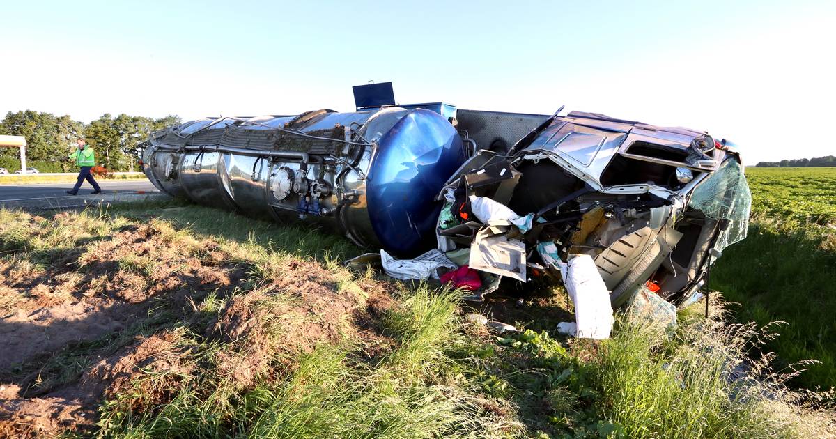 Truck met aardappelpulp over de kop bij Bant, chauffeur heeft engeltje op schouder