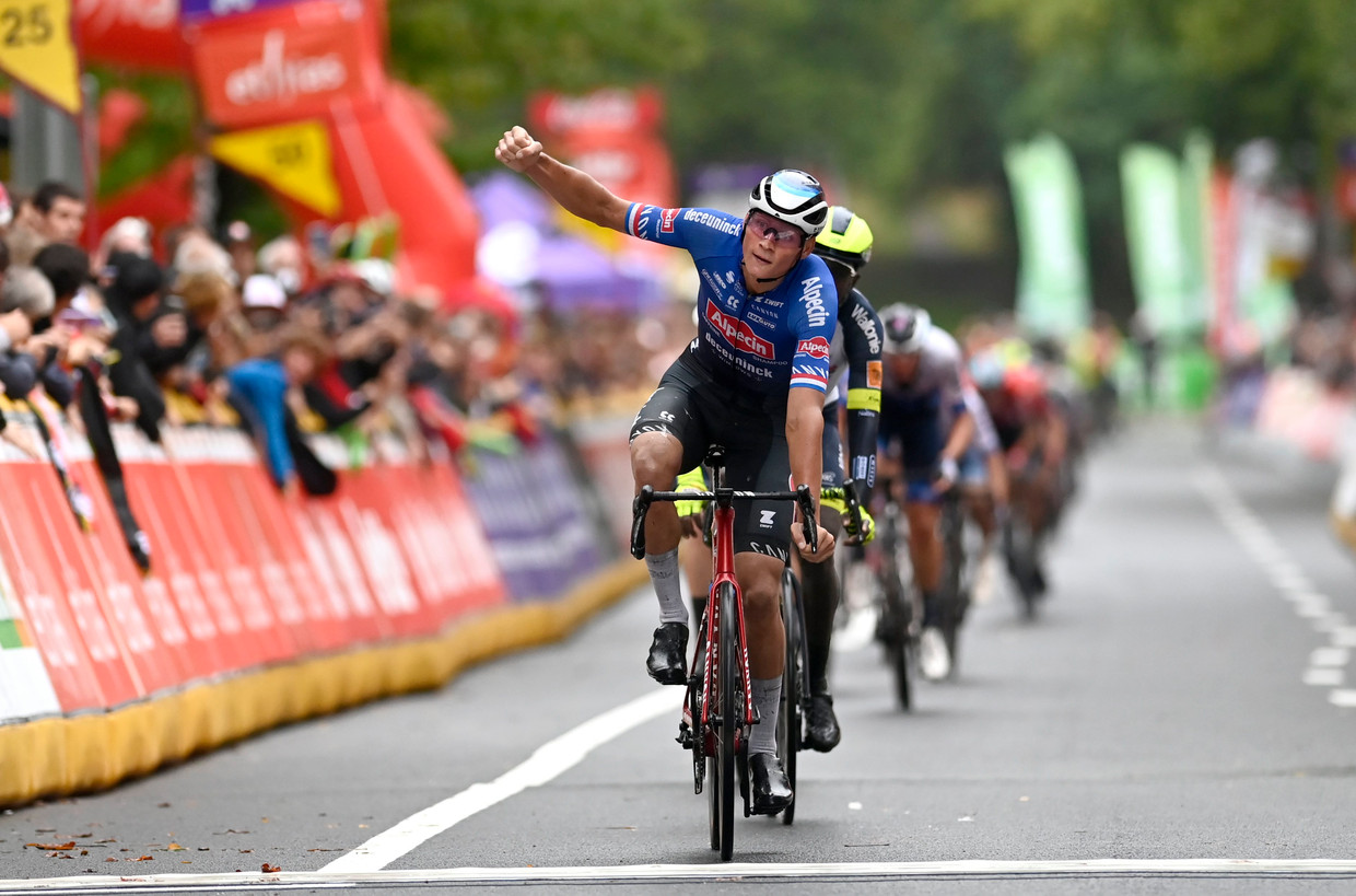 Mathieu van der Poel wint voor Biniam Girmay op de Citadel van Namen en onderstreept daarmee zijn goede vorm voor het WK.  Beeld Photo News