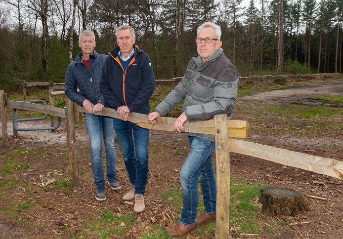 De bestuursleden Henk Klooster, Roelof Tuin, Arie Meijer (vlnr) van de nieuwe dorpsraad in Punthorst