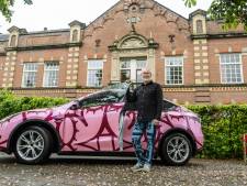 De ‘Miami Vice roze’ Tesla van Johan is een rijdend kunstwerk: ‘Helemaal wit past niet bij mij’