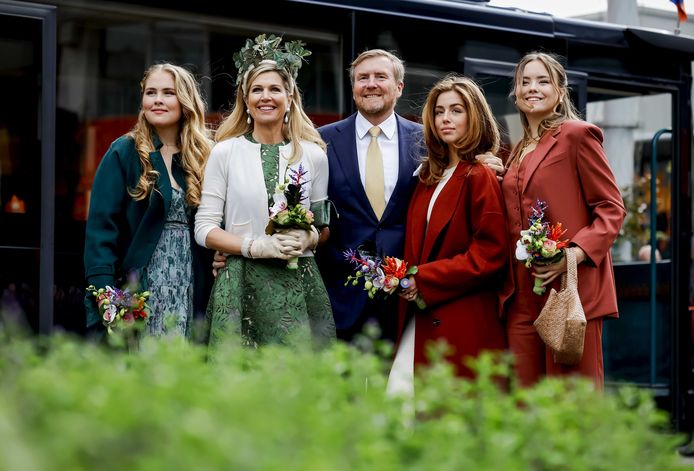 Prinses Amalia, Koningin Maxima, Koning Willem-Alexander, Prinses Alexia en Prinses Ariane tijdens Koningsdag in Emmen.