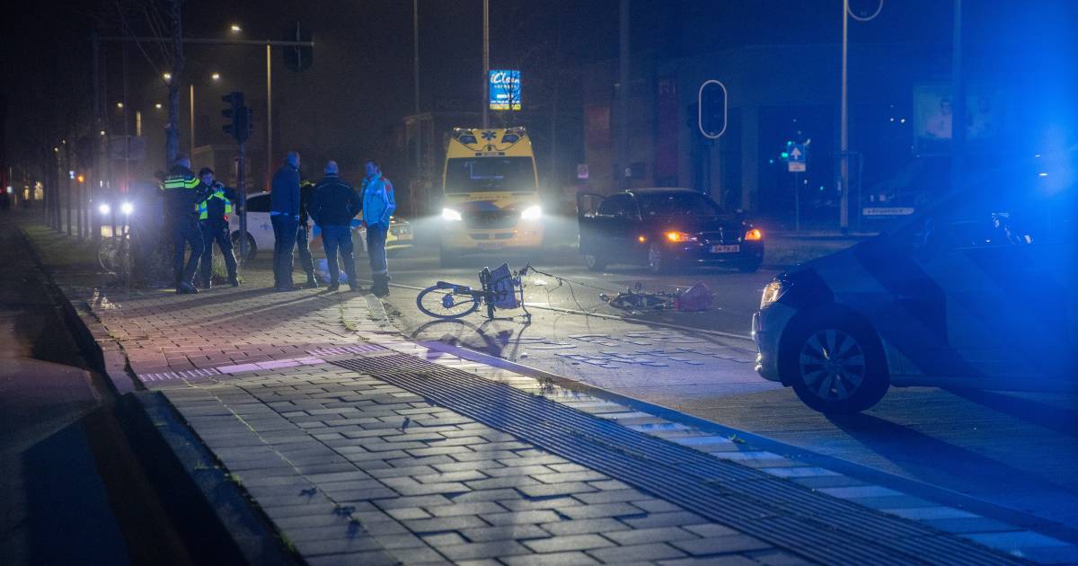 Fietser zwaargewond na aanrijding met vrachtwagen in Deventer.