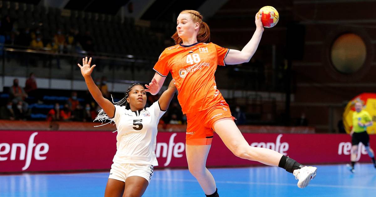Handbalster Dione Housheer uit Ulft toch naar EK - De Gelderlander