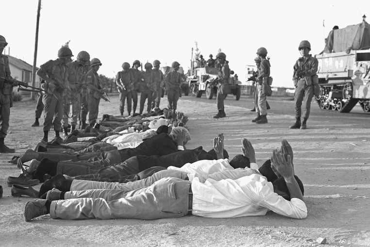 Israëlische troepen bewaken Egyptische militairen en Palestijnen bij het begin van de Zesdaagse Oorlog op 5 juni 1967 in Rafah, Gazastrook.  Beeld Getty