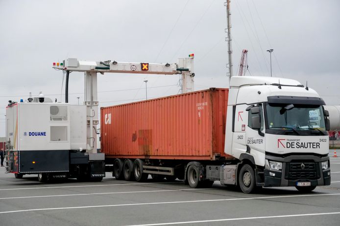 Illustratiebeeld. Een container gaat door een scanner van de douane in de Antwerpse haven.