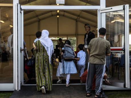 De zoektocht naar bedden voor Afghanen: ‘Deze situatie kun je niet verzinnen’