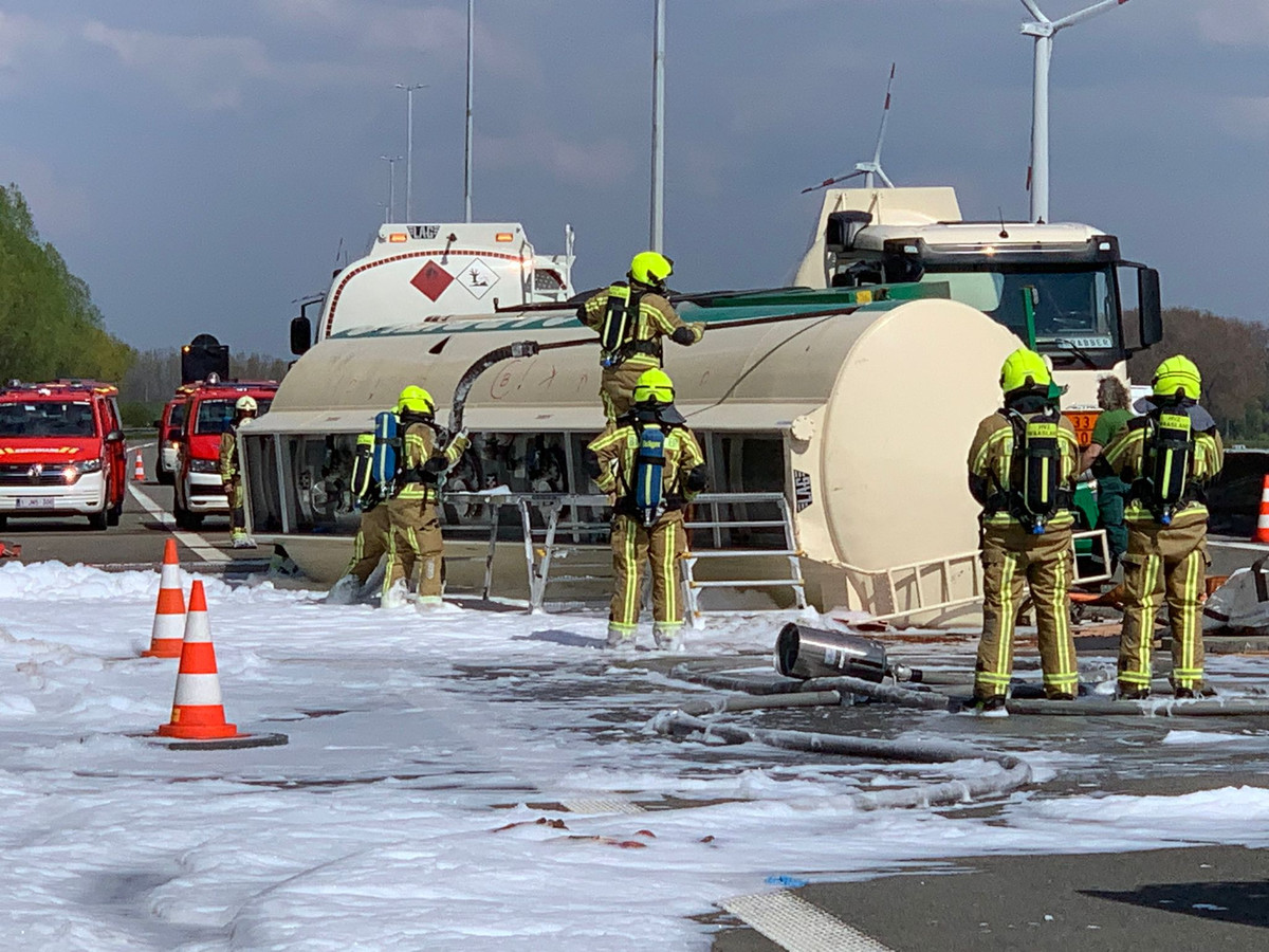 Twaalf uur nadat tankwagen kantelde, is E17 eindelijk opnieuw open