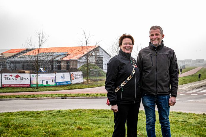 Carolien en Erwin Keijsers bij de nieuwbouw van hun rozenkwekerij met winkel op de hoek van de Eindhovensebaan en Zilverbaan in Veldhoven.