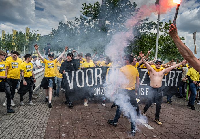 Supporters voorafgaand aan Vitesse - Ajax.