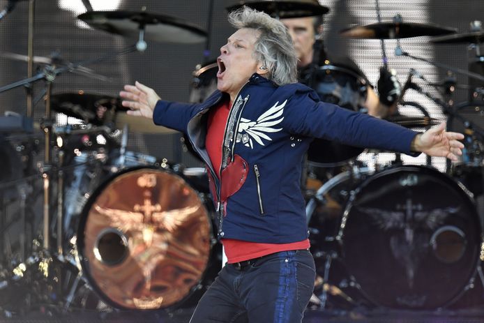 Jon Bon Jovi van rockband Bon Jovi tijdens hun concert woensdagavond in Zürich. Zondag staan ze op de wei van Werchter.