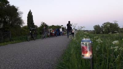 Kaarsjes branden weer op de dijk in Wageningen