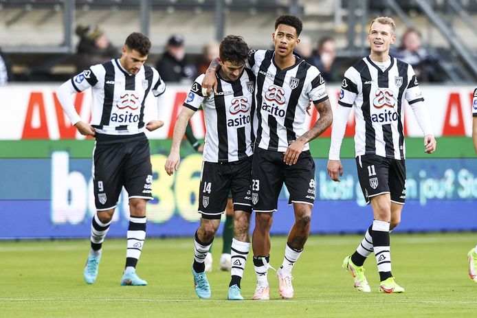 Spelers van Heracles vieren de 1-0 tegen PEC.