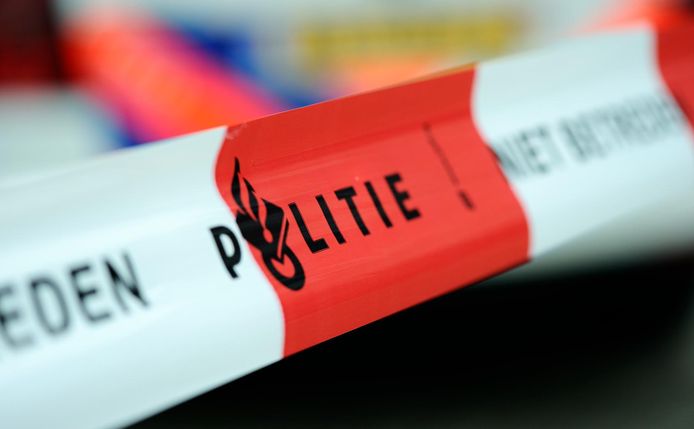 De politie zette de omgeving van de woning af en stelde sporen veilig.
