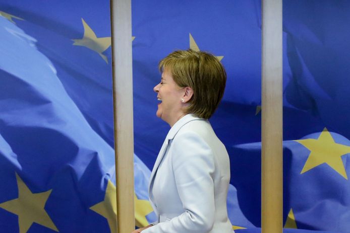 De Schotse premier Nicola Sturgeon barst in lachen uit bij een bezoek aan de Europese Commissie vorige maand.