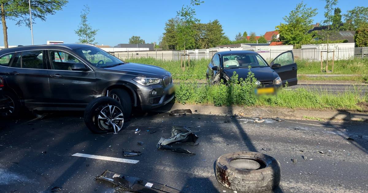 Spookrijder veroorzaakt grote botsing in Veldhoven: autobanden en glasscherven op de Kempenbaan.