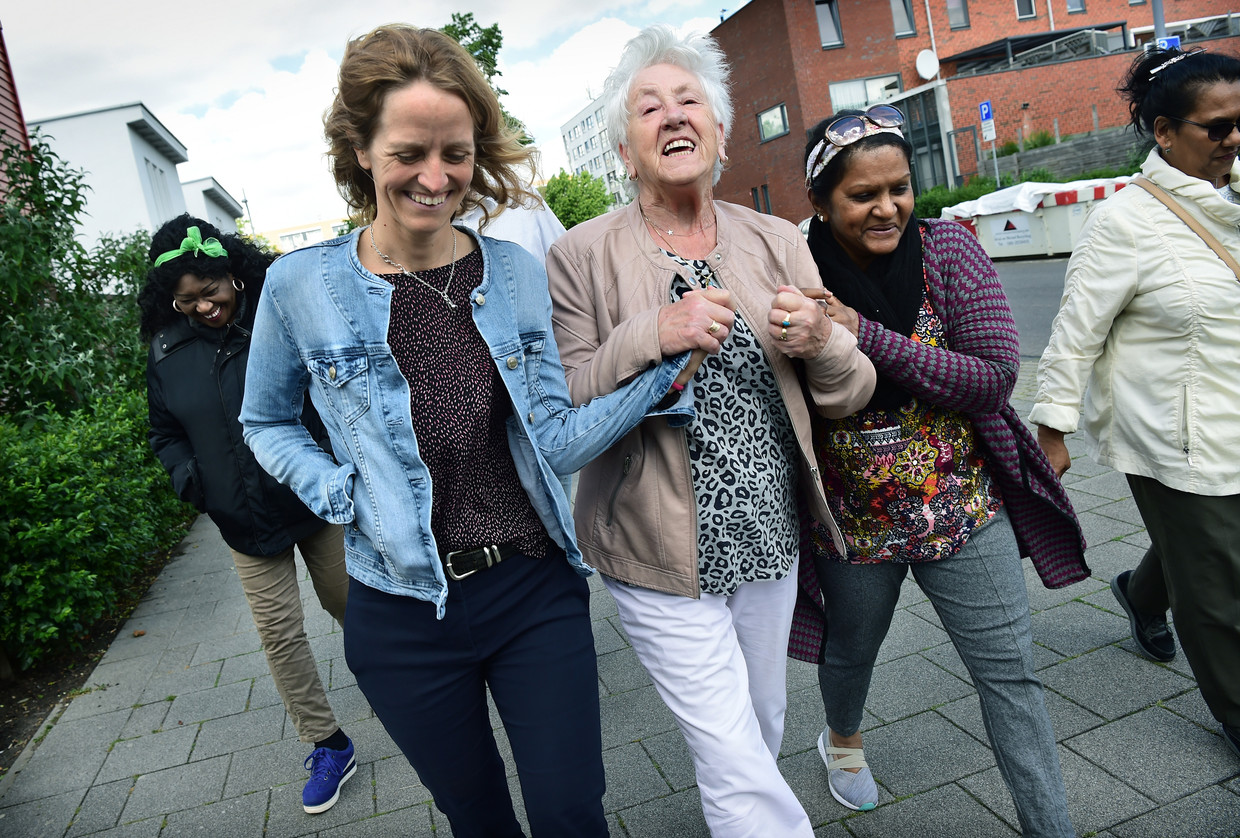 Medewerkers van gezondheidscentrum Lange Hille Rotterdam Zuid (links huisarts Marieke Out) wandelen een uur per week met cliënten. Beeld Marcel van den Bergh
