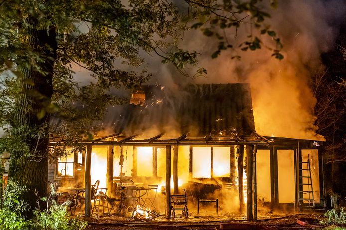 Bij een brand in een woning in het Brabantse Strijbeek zijn twee kinderen om het leven gekomen. De brand brak even voor middernacht uit in een houten woning aan de Daesdonckseweg in een bosrijk gebied.