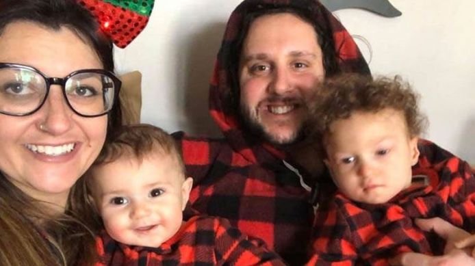 Jonathan Coelho, zijn vrouw Katie en hun kinderen Braedyn (2) en Penelope (10 maanden).
