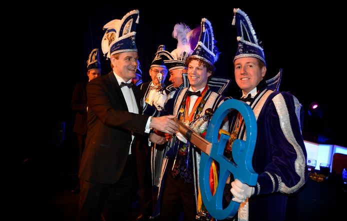 De bovenmaatse carnavalssleutel van Borne, hier overhandigd door toenmalige burgemeester Rob Welten, bestaat uit losse bladen. Die kunnen pas worden bevestigd als alle prinsen een opdracht hebben vervuld.
