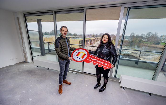Mevrouw Ramdin is een van de gelukkigen die een appartement kregen toegewezen. Ze stond 16 jaar ingeschreven en is dubbelblij dat ze hier terecht kan. ,,Het is namelijk in de buurt waar ik ben opgegroeid.”