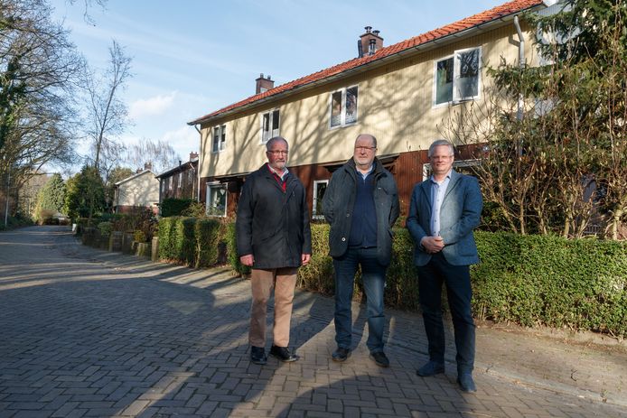 In de Zweedsestraat in Halsteren staan 6 houten Zweedse woningen. De Heemkundekring, Dorpsraad en woningcorporatie Stadlander hebben ervoor gezorgd dat ze behouden blijven. V.l.n.r. Jan van Trijen (Dorpsraad), Wout Huijgens (Heemkundekring Halchtert) en Marc van der Steen (Stadlander).