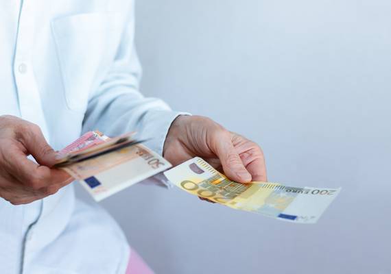 Het geldgeheim van Carla (62): “Onze zoon vergokte 50.000 euro van ons spaargeld”