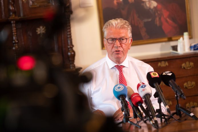Burgemeester Frank Petter tijdens de persconferentie in Bergen op Zoom.