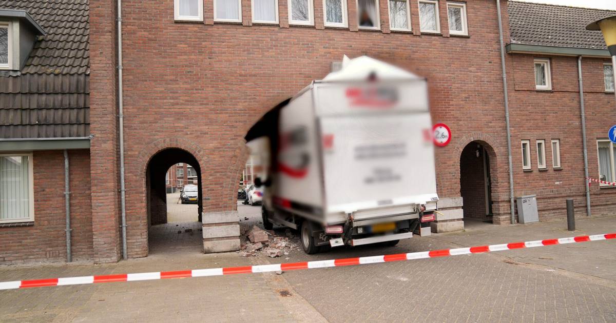 Na het zoveelste ongeluk wordt stukje straat in Helmondse binnenstad afgesloten voor auto’s.