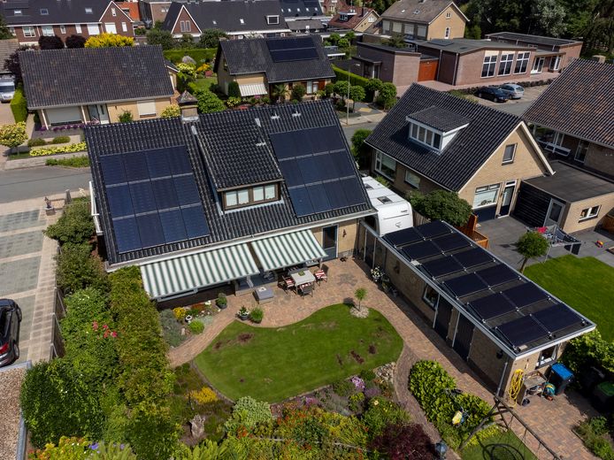 De 36 panelen op het dak van Hein van de Worp in Oldebroek vangen soms meer zon dan het stroomnet aan kan.