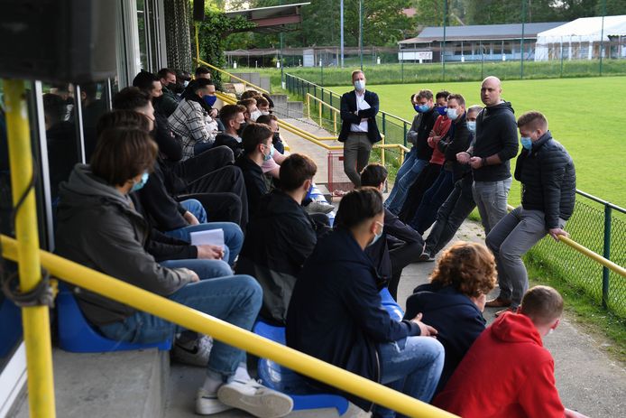 T1 Denis Dessaer spreekt de spelers van Sporting Kampenhout toe op de samenkomst van vorige donderdag.