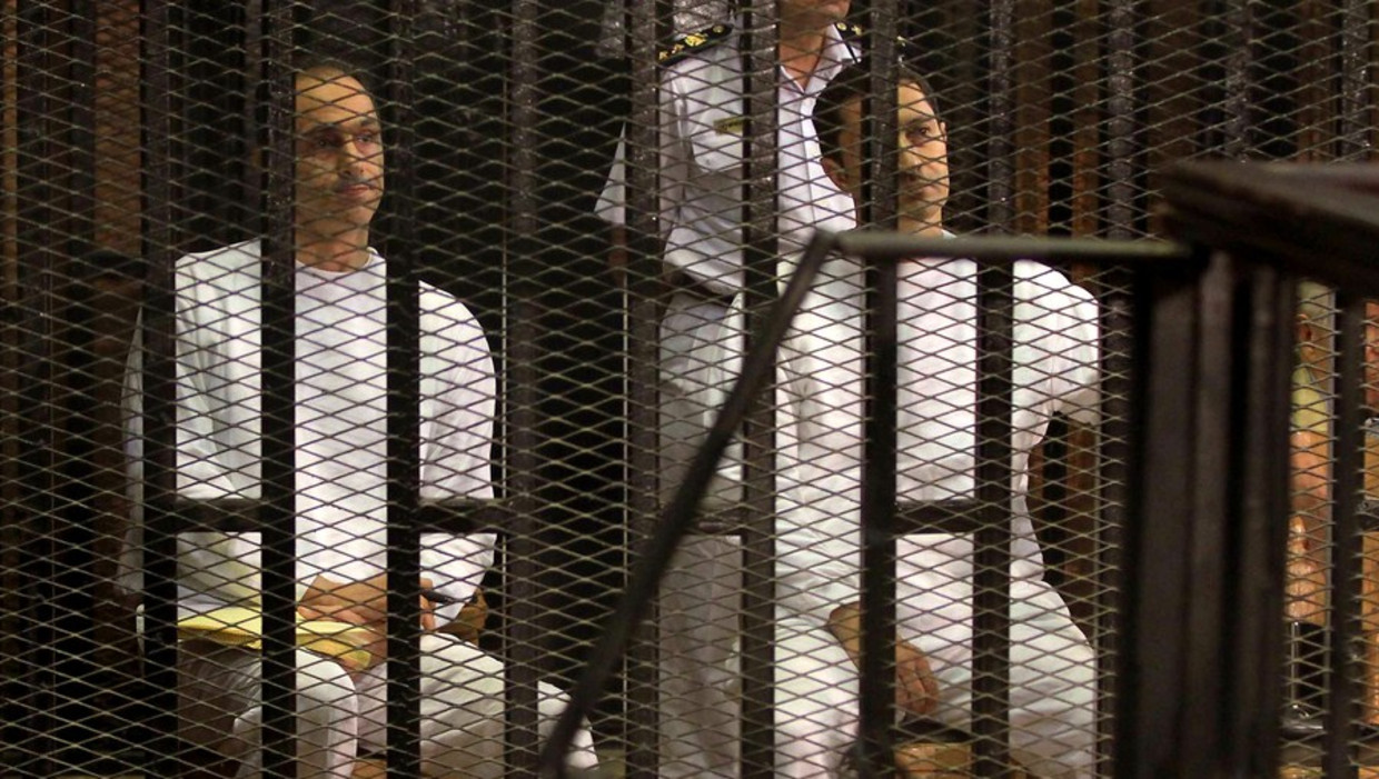 Gamal (l) en Alaa Mubarak tijdens hun eerdere proces. Beeld afp