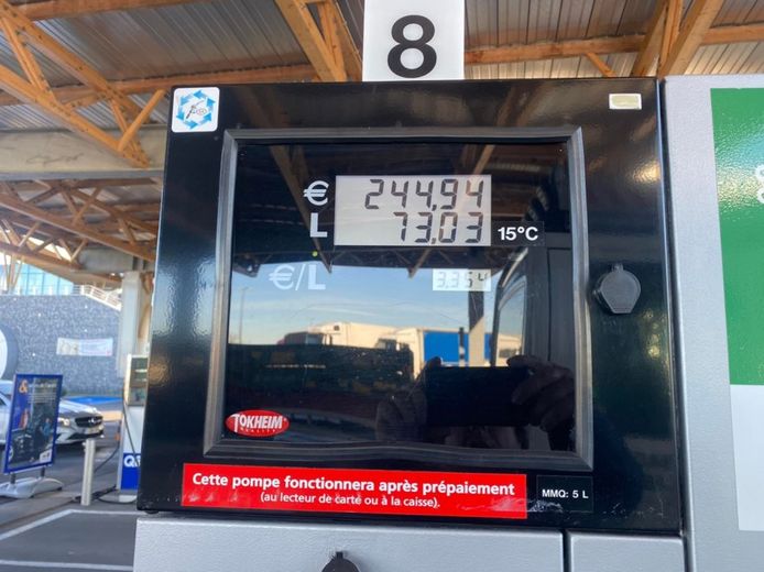Une fois son réservoir rempli de diesel, Philippe Charlier jette un coup d’œil au compteur et est estomaqué par le montant affiché: 244,94 euros, pour un peu plus de 73 litres!