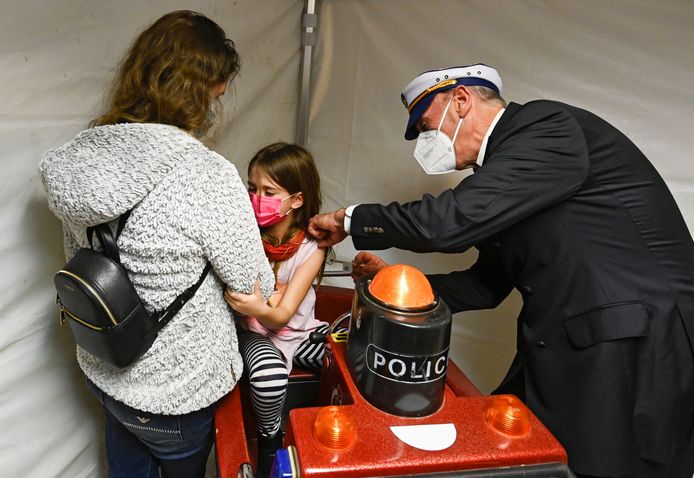 De eerste kinderen kregen hun vaccin op ludieke, kindvriendelijke wijze.