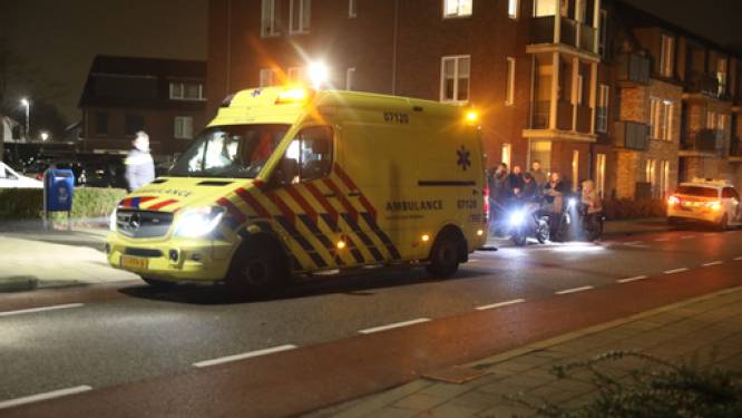 Omstanders zien hoe fietser in Barneveld wordt aangetikt door een auto en de bestuurder doorrijdt
