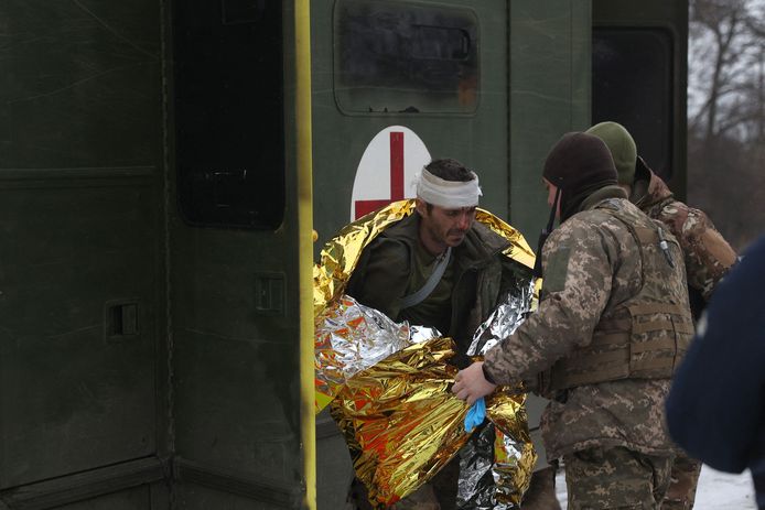 Een gewonde Oekraïense soldaat ergens buiten Soledar wordt weggevoerd. Beeld van 14 januari.
