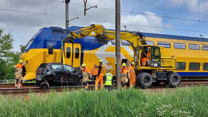 Trein rijdt auto tot schroot op Bergse overweg waar ook bus werd geramd ...