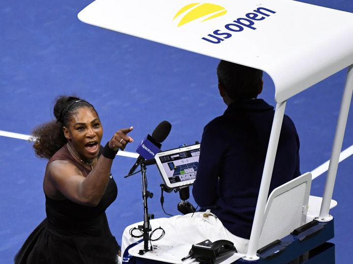 Serena Williams gaat tekeer tegen de scheidsrechter.