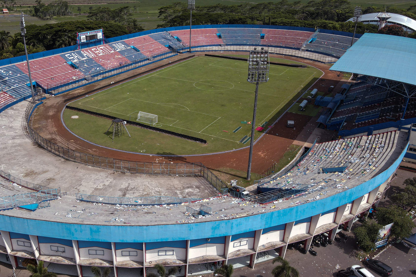 Stadion Van Dodelijke Voetbalramp In Indonesië Wordt Gesloopt Foto