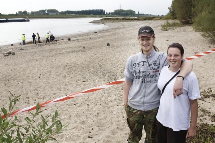 Roy Schennink en Tamara Hendriks op het Waalstrand bij Gendt.foto William Moore