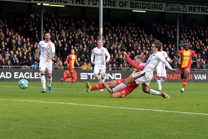 Go Ahead Eagles-aanvaller Finn Stokkers schiet zijn ploeg op een 1-0-voorsprong tegen NEC.