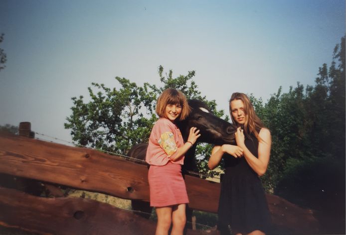 Ingrid Veerman (r) met paardje Riska en Lara van der Graaf op Tiengemeten.