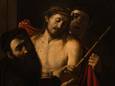 Het werk van de Italiaanse meester Caravaggio kreeg de klassieke naam 'Ecce Homo’, een verwijzing naar de woorden van Pontius Pilatus, die de gefolterde Jezus, net voor zijn kruisiging, aan het joodse volk toonde. Naast Jezus (midden) en Pilatus (links) is achteraan ook een soldaat te zien.