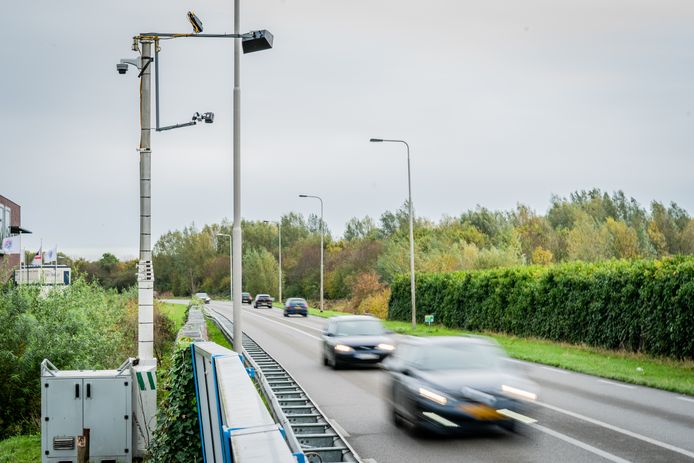 Een nieuwe camera langs de N210 bij IJssestein spot vanaf grote afstand of bestuurders hun mobiel gebruiken achter het stuur.